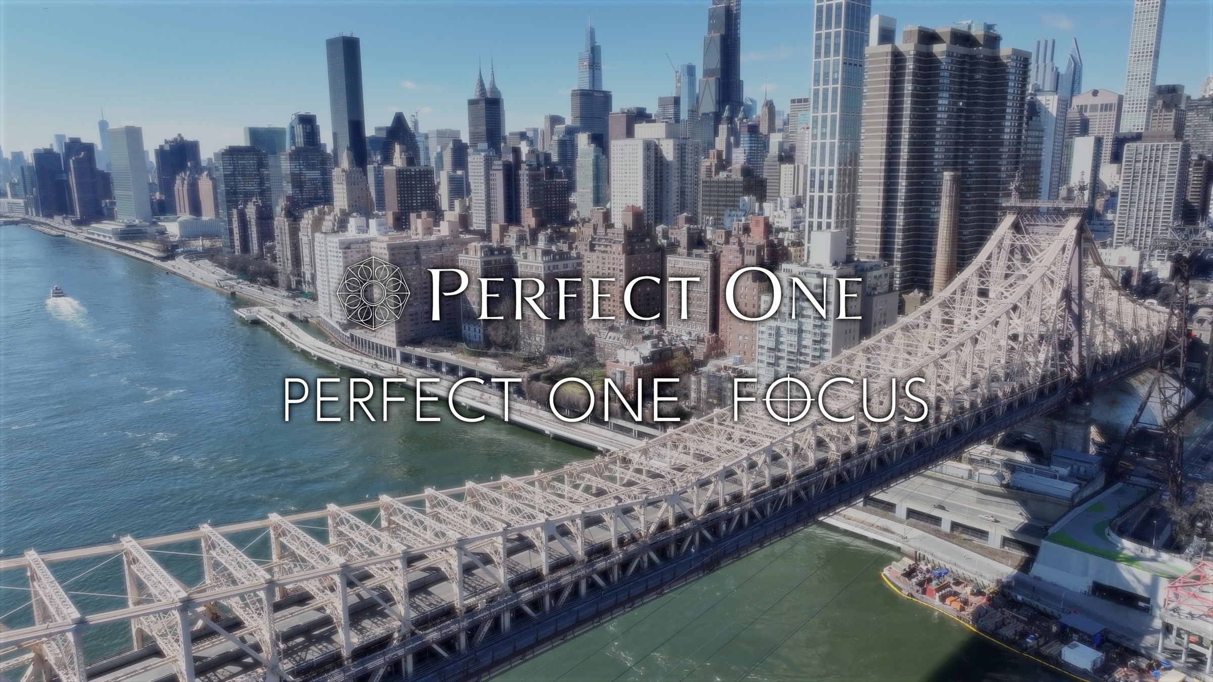 ニューヨークの街並みとPERFECT ONEのロゴ