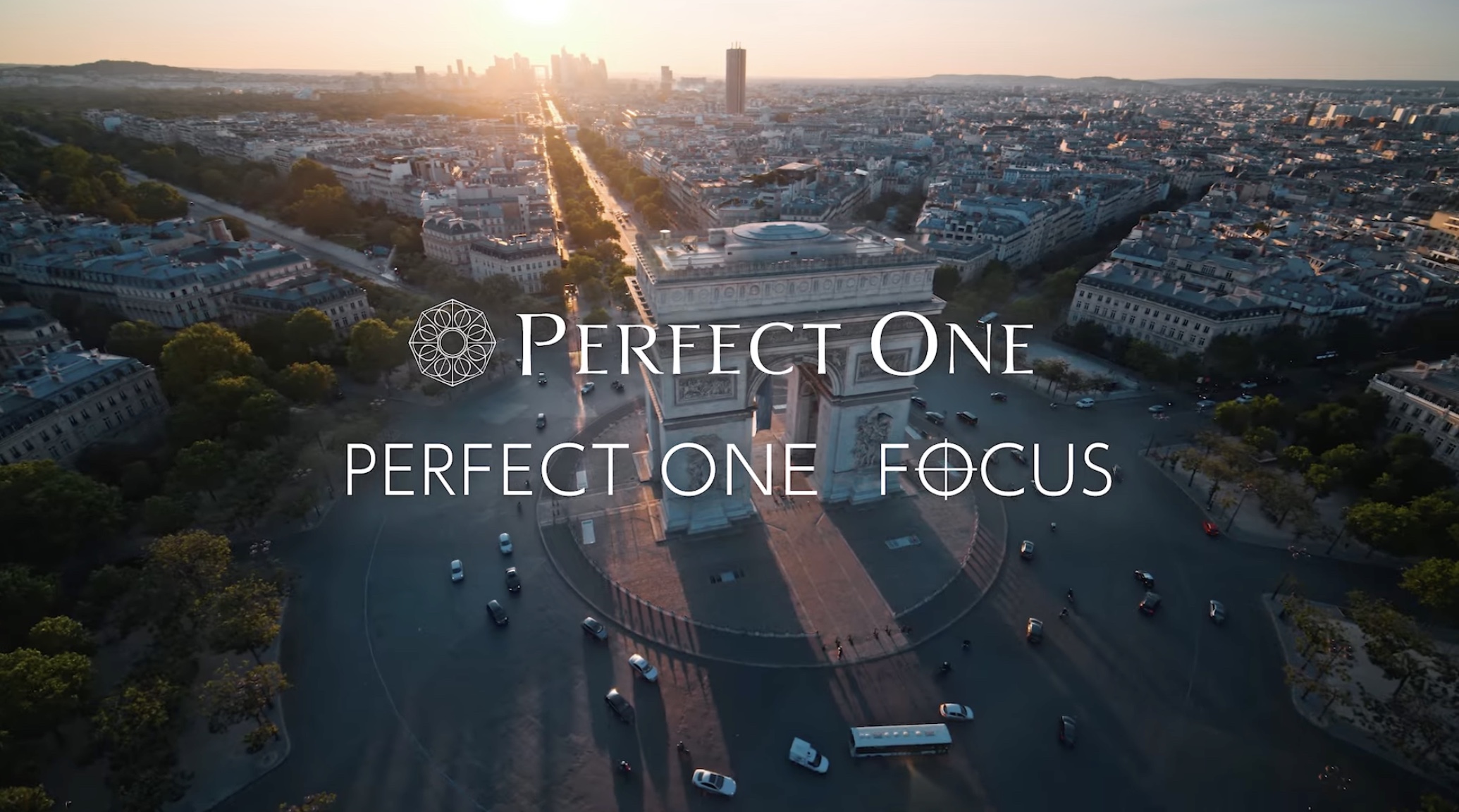 パリの凱旋門とPERFECT ONEのロゴ